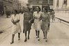 donne a passeggio in via 8 febbraio1938